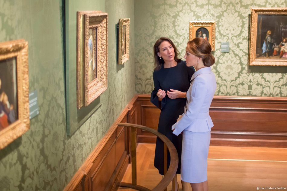 Kate Middleton views the Girl with a Pearl Earring painting at the Mauritshuis museum