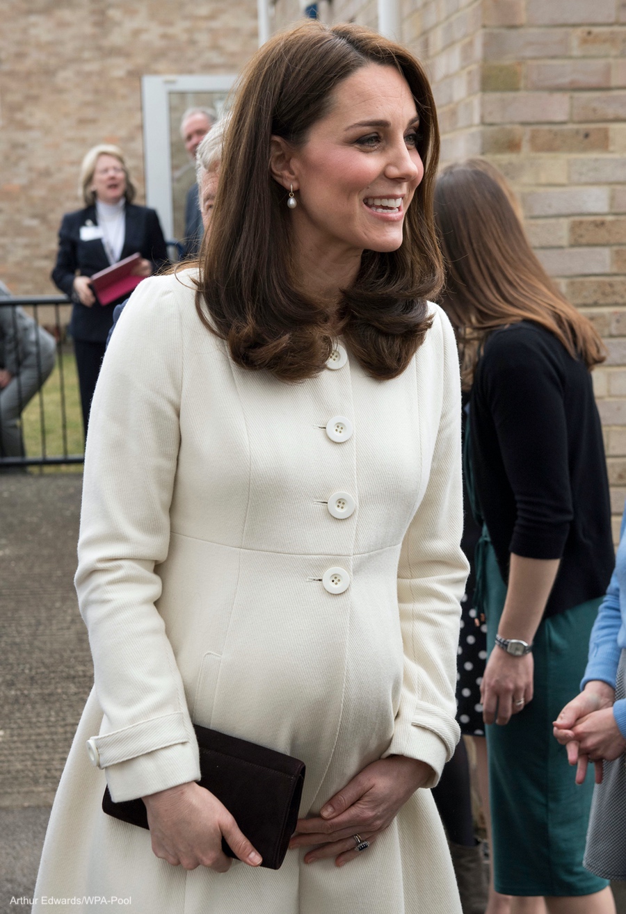 Kate wears cream coat to see the work of Family Links at primary school visit in Oxford