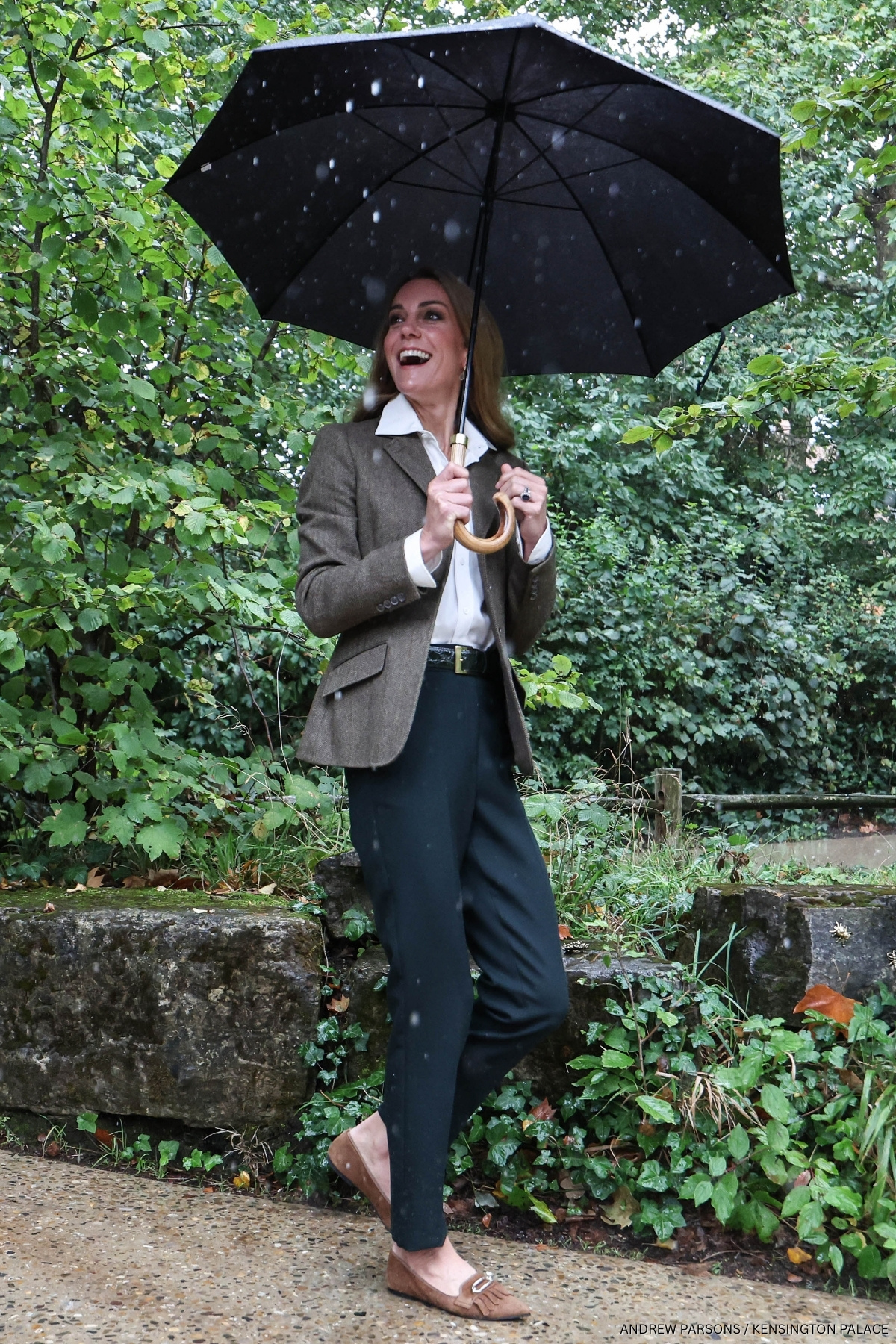 Kate Middleton braves the rain as she tours National History Museum gardens