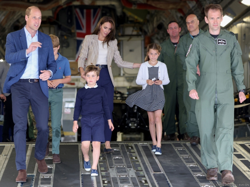 The Wales family at the Air Tattoo. Kate's wearing the beige blazer.