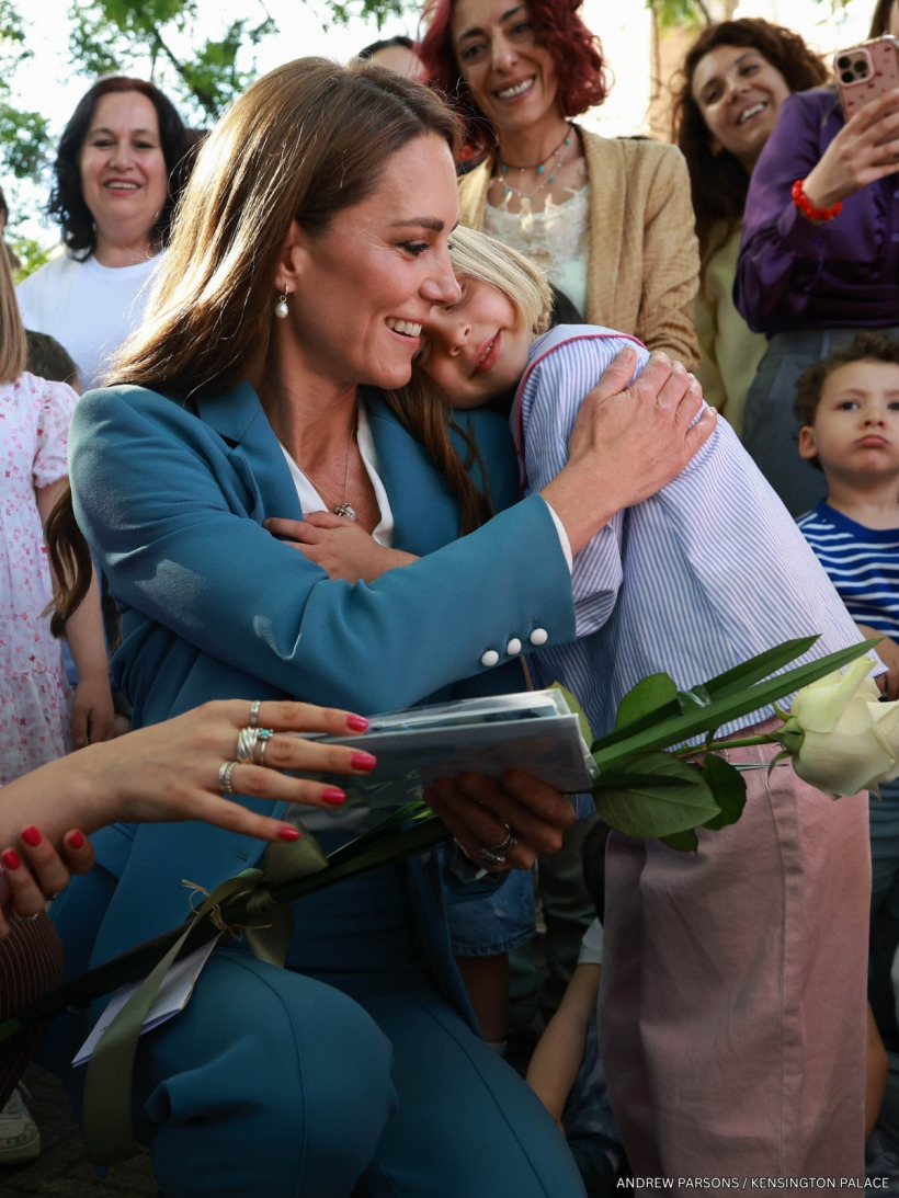 The Princess of hugging children at the Reggio Emilia pre-school