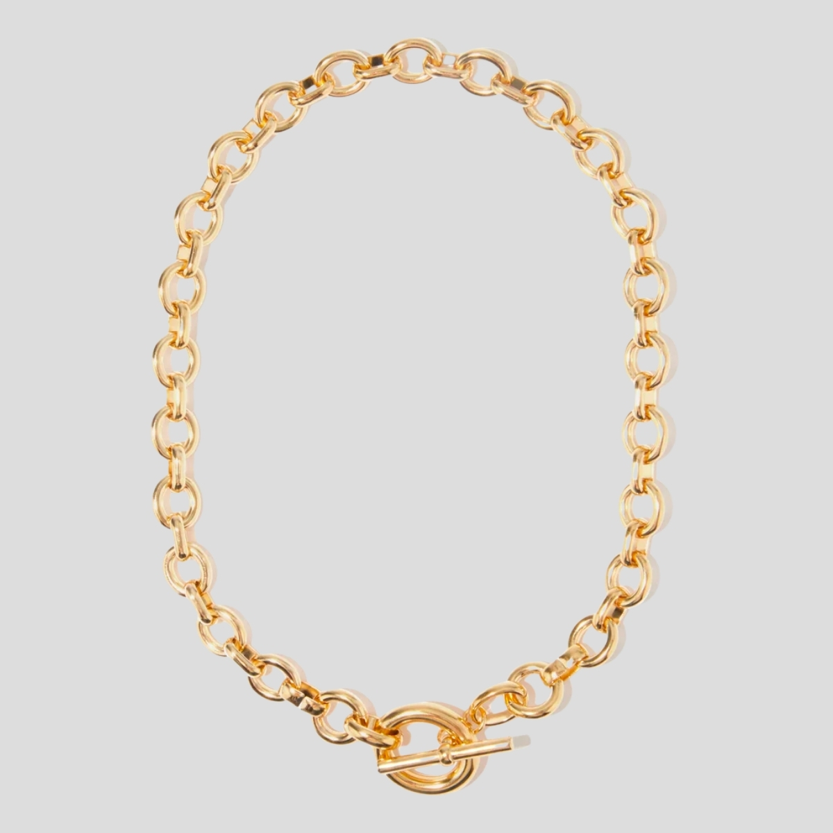 Close-up of Kate Middleton's Laura Lombardi 'Portrait' gold necklace