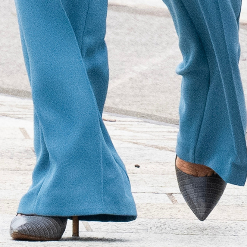 Kate Middleton wearing the Hugo Boss Staple P90-L pumps in anthracite grey